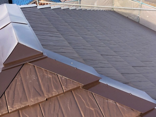 平板瓦屋根に設置されている差し棟板金の劣化状況