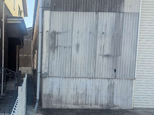 波型スレート外壁にひび割れを確認した現場調査
