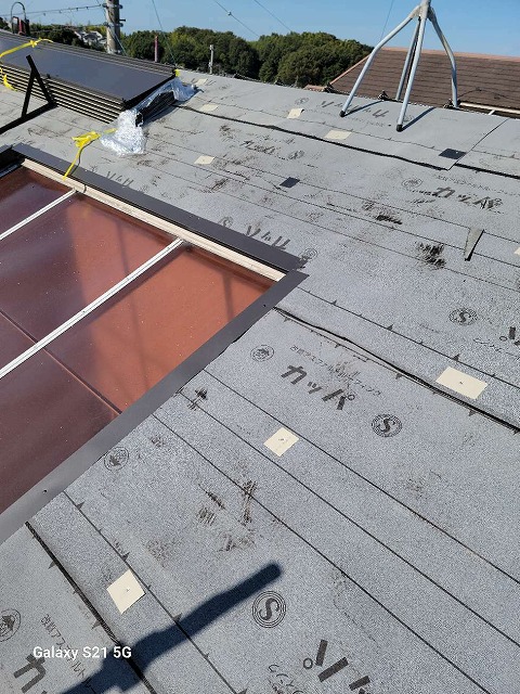 屋根カバー工法メンテナンスで板金役物を取り付けた様子