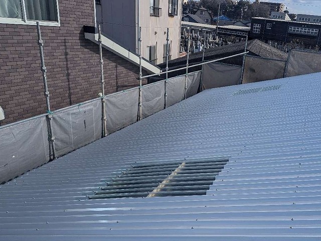 折板屋根による屋根カバー工事の施工状況