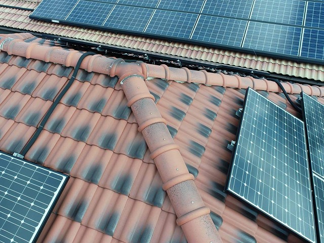 住宅のモニエル瓦屋根の劣化状況を確認したドローン点検の様子