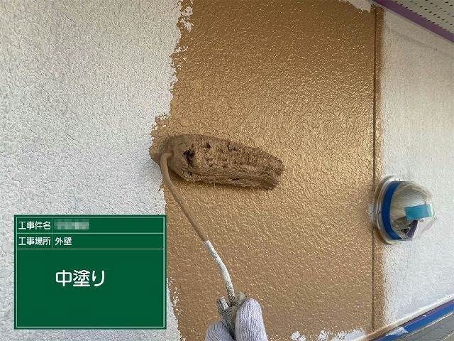 住宅外壁塗装工事の窯業系サイディングへの中塗り施工