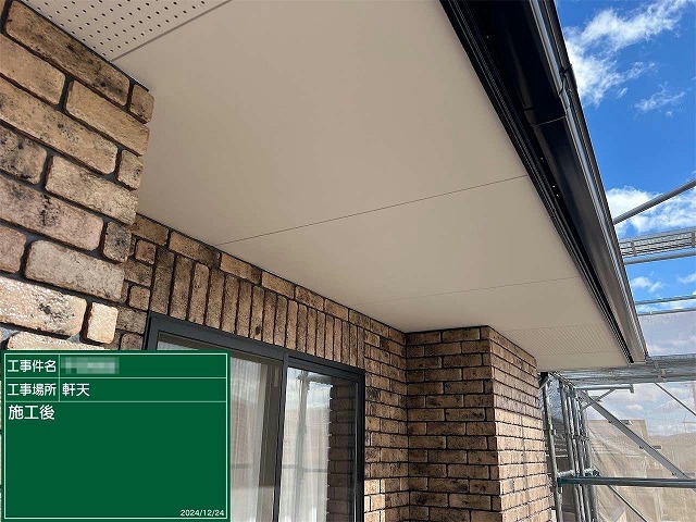 住宅外壁塗装工事の軒天塗装工程の完了状況