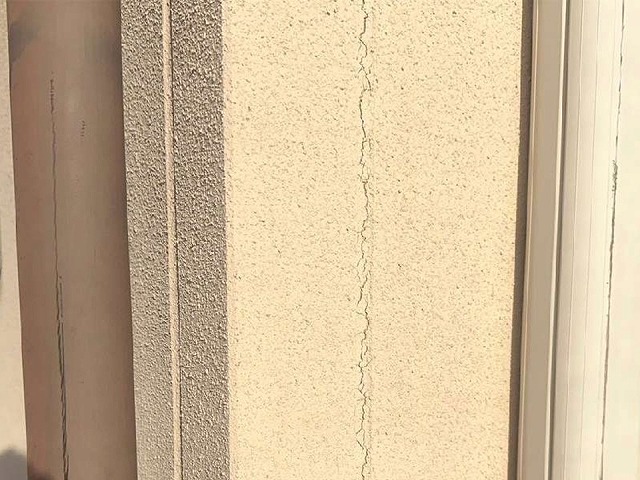 家屋点検でサイディング外壁の目地シーリングひび割れを確認