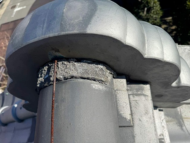 鬼瓦の漆喰剥がれや番線のサビなどを確認した屋根点検