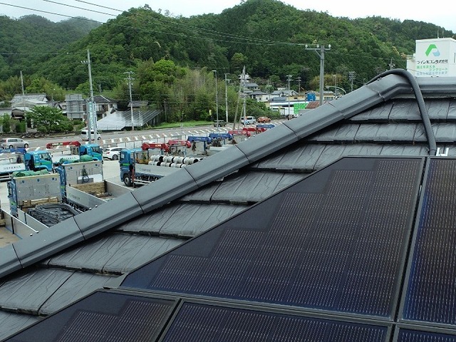 屋根の無料点検で棟の漆喰にひび割れや欠けなどの劣化を確認