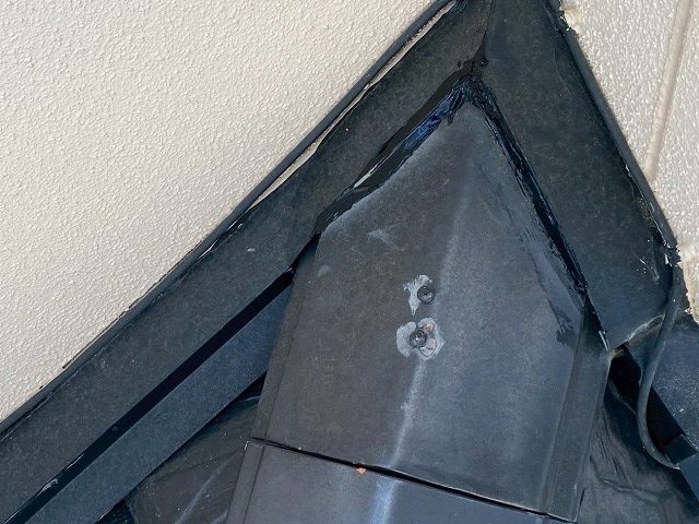 名古屋市緑区　住宅棟瓦取り直し工事のコーキング充填による雨仕舞処理