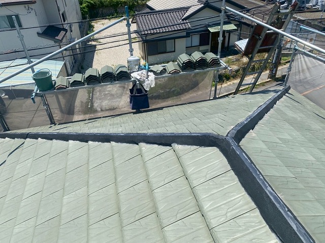 棟瓦取り直し工事で漆喰材を用いた土台部の構築が完了