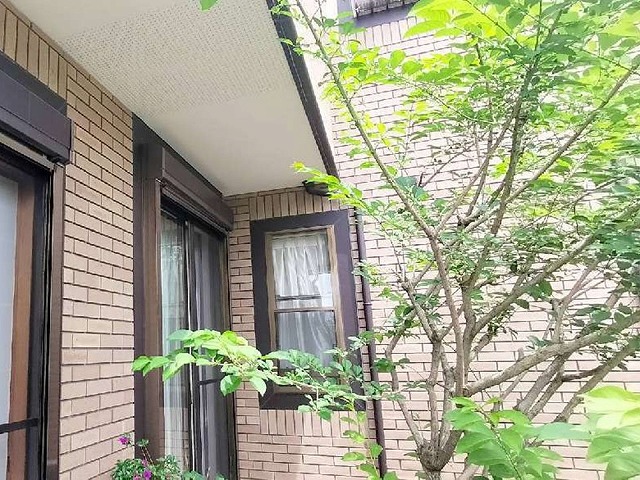 外壁の乾式タイルの下地に劣化状況を確認した現場調査