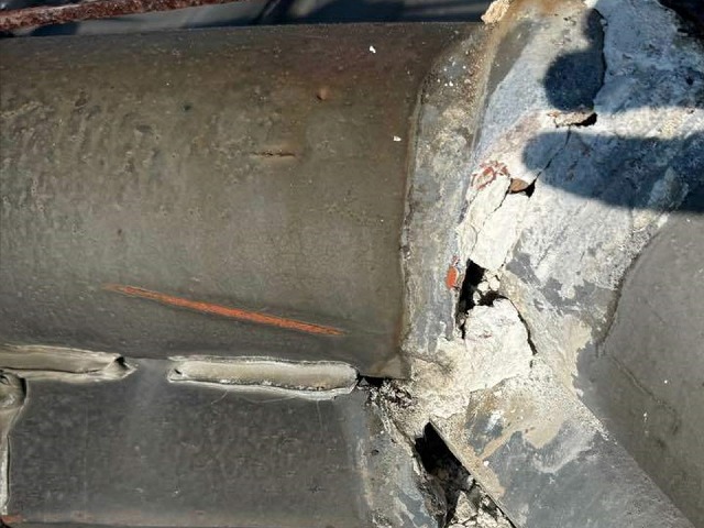 漆喰の劣化で三つ又瓦のつなぎ目にできた隙間