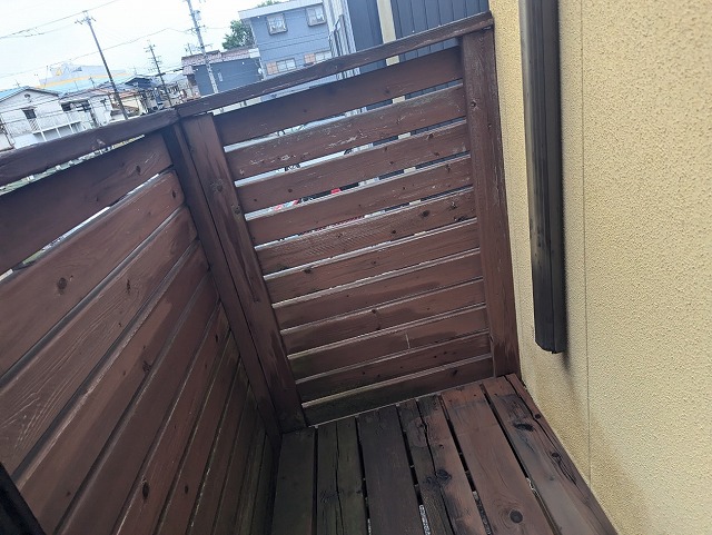 住宅の外壁に設置されている木製造作ベランダ腰壁の劣化状況