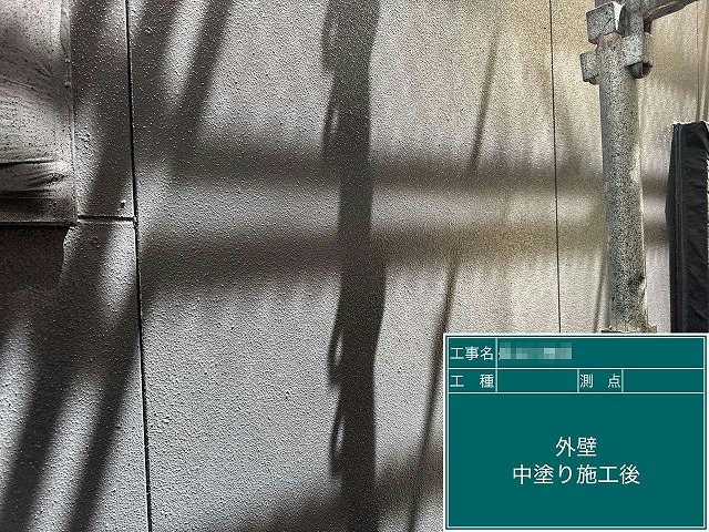サイディング外壁へのアクリルシリコン樹脂塗料を用いた中塗りが完了
