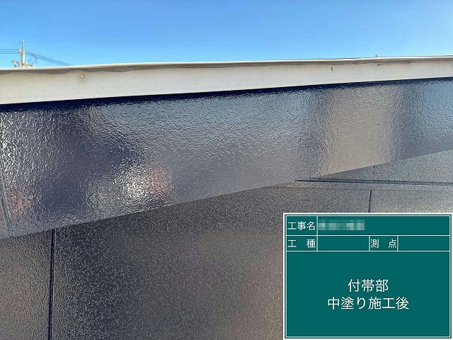住宅外壁塗装工事の破風板への中塗りが完了