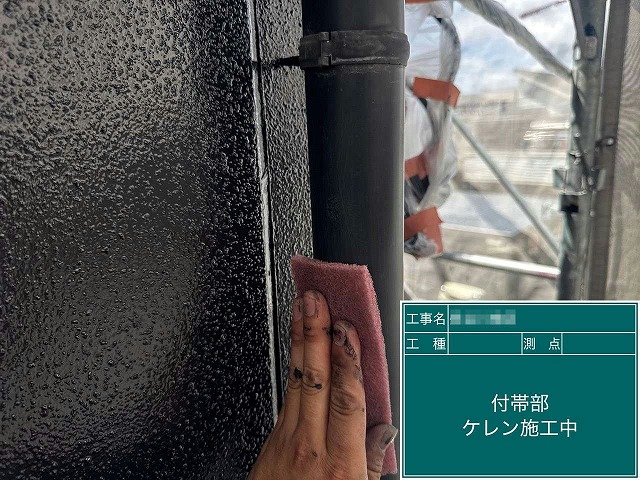 竪樋に対する雨樋塗装工事のケレン処理