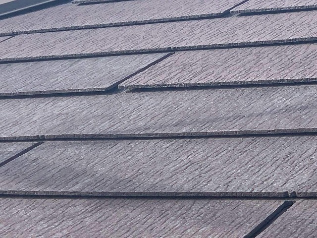 カラーベストが劣化して浮きが発生している様子