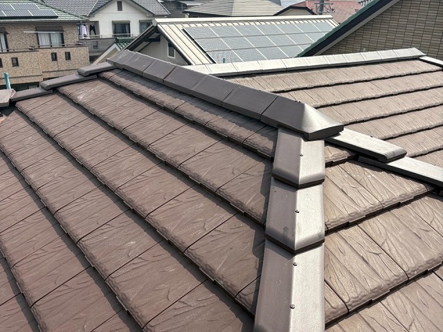 屋根メンテナンスの新たな棟瓦と隅棟瓦の設置完了状況