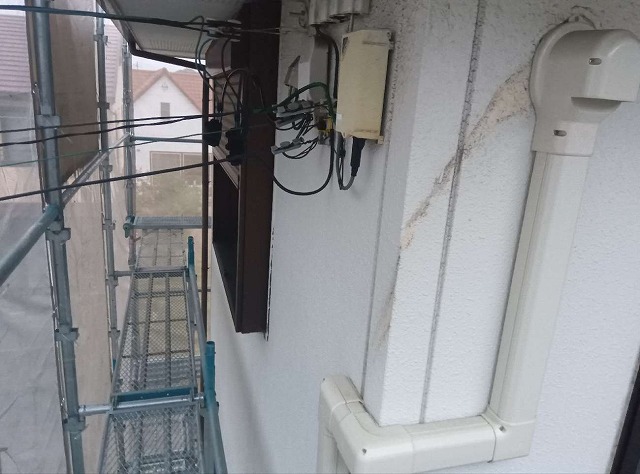 サイディング外壁塗装工事を行う住宅の外壁の塗膜剥がれ