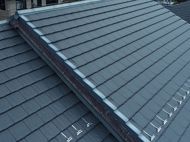 住宅屋根の破風板の広範囲に劣化を確認した現場調査