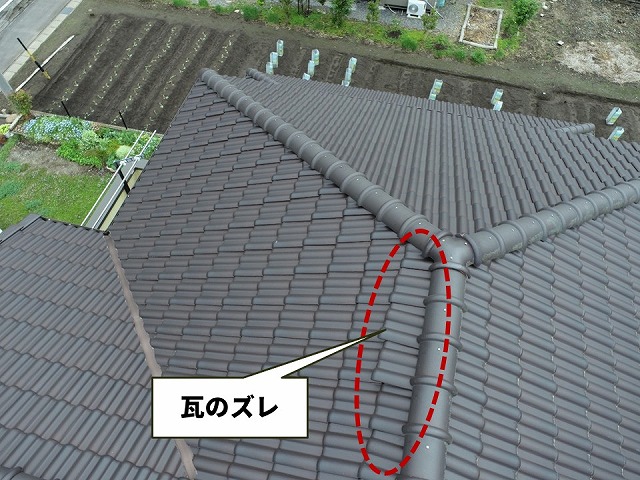 住宅モの屋根点検で漆喰の劣化による棟部の瓦のズレを確認