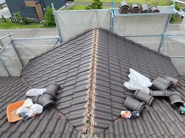 屋根棟瓦取り直し工事で土台部解体と瓦材のビス固定が完了
