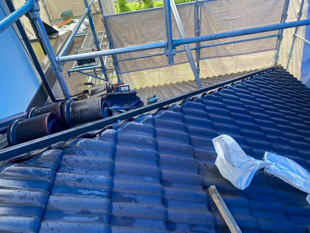 日進市 棟瓦取り直し工事で下屋根部への樹脂製垂木取り付け状況