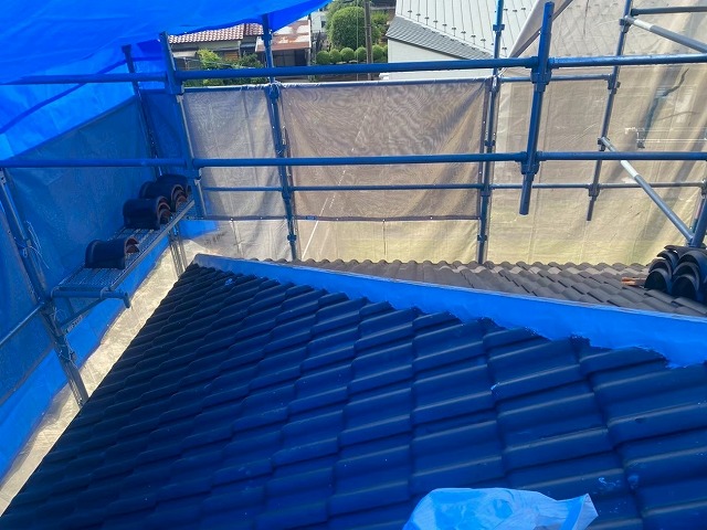 棟瓦取り直し工事の下屋根部への棟土台部構築状況