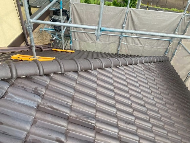 モニエル瓦の住宅下屋根部の棟瓦取り直し工事完了状況