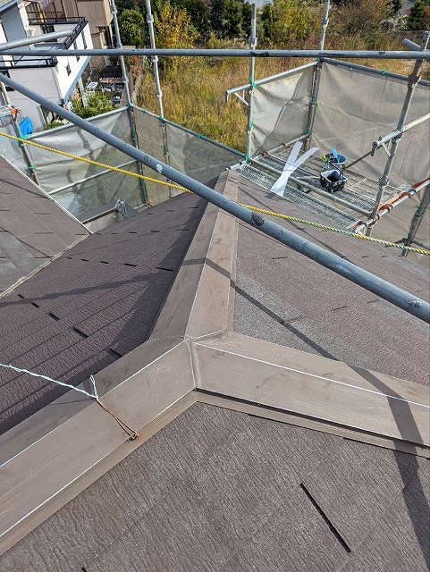 高圧洗浄後に行う棟板金塗装工事