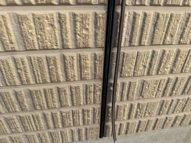 アパート建物の目地のシールジョイントが劣化して外れている様子