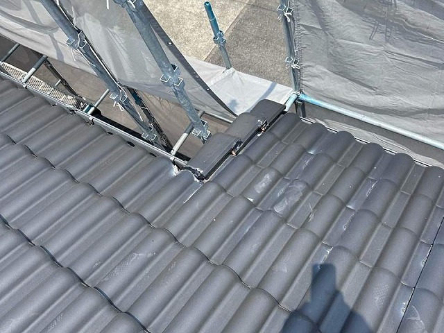 袖瓦取り直し工事の袖瓦周辺へのコーキング処理が完了