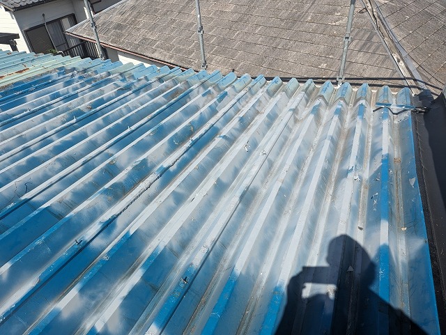 激しくサビがあった折板屋根をサビ止めスプレーで処理