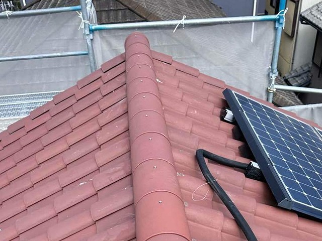 棟瓦取り直し工事の冠瓦再設置が完了