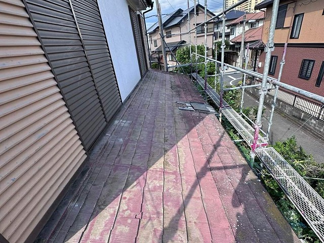 雨漏り修理のための屋根葺き替え工事で鉄製ベランダの撤去が完了した状況