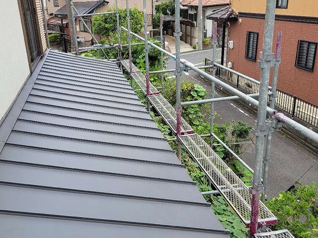 下屋根葺き替え工事の立平葺きによる金属屋根張り完了状況