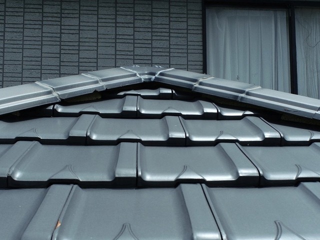 住宅の無料点検で下屋根の棟の漆喰に劣化を確認