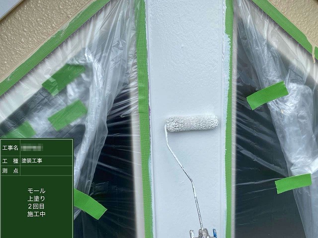外壁塗装工事の窓まわりモール材への上塗り
