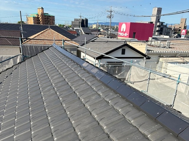 屋根役物取り替え改修工事の棟瓦設置が完了