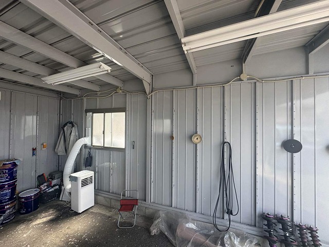 夏場の室内温度が上昇しやすいガレージ内に設置されているスポットクーラー