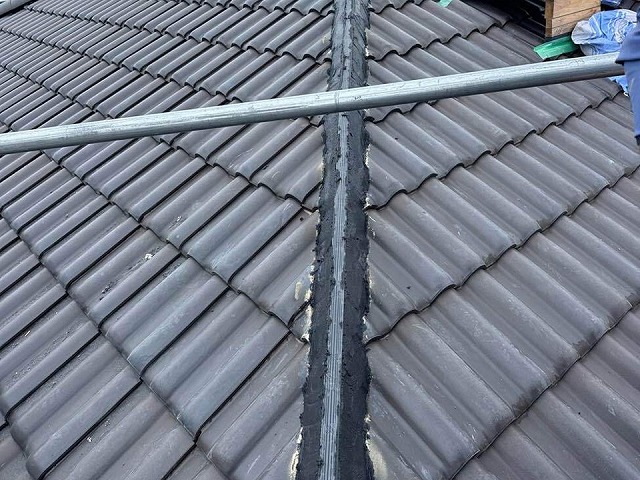 耐久性や防水性に優れる南蛮漆喰を用いた棟瓦の土台部分が完成