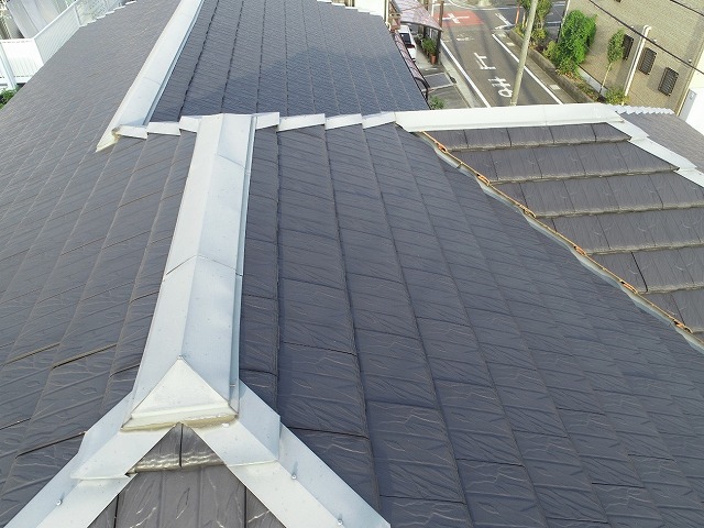 住宅無料点検で平板瓦屋根に設置されている板金役物の色あせを確認