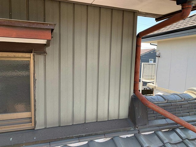 サッシ際のコーキングが激しく傷んでいるトタン外壁の住宅
