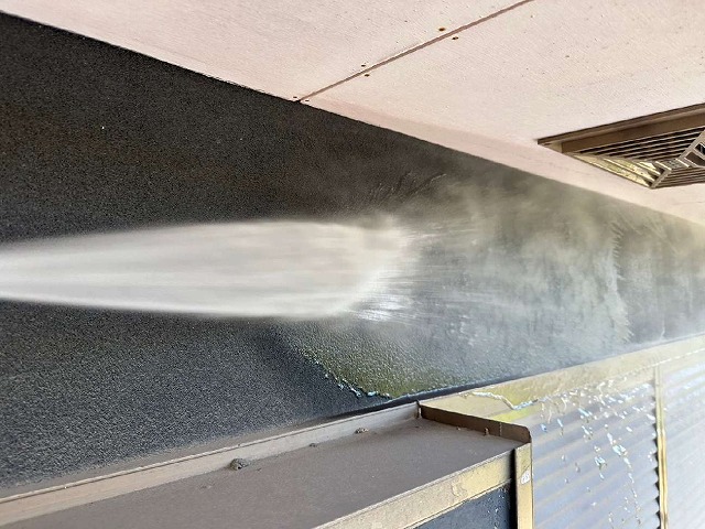 サッシ上のモルタル外壁への高圧洗浄作業