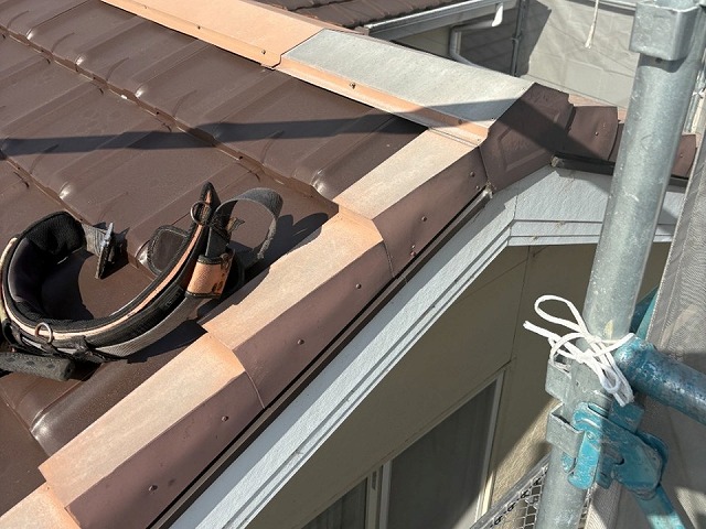 板金役物と同質役物との取り替え改修工事を行う住宅屋根のケラバ板金劣化状況
