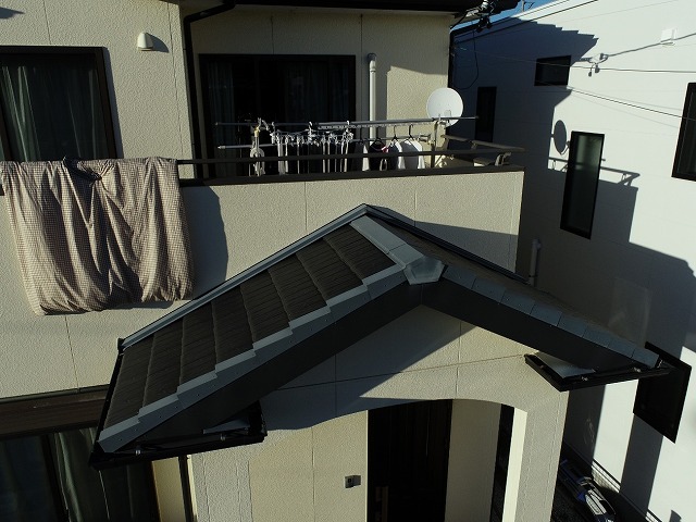 「セラムF-3」瓦屋根住宅の無料点検でケラバ板金の色あせを確認