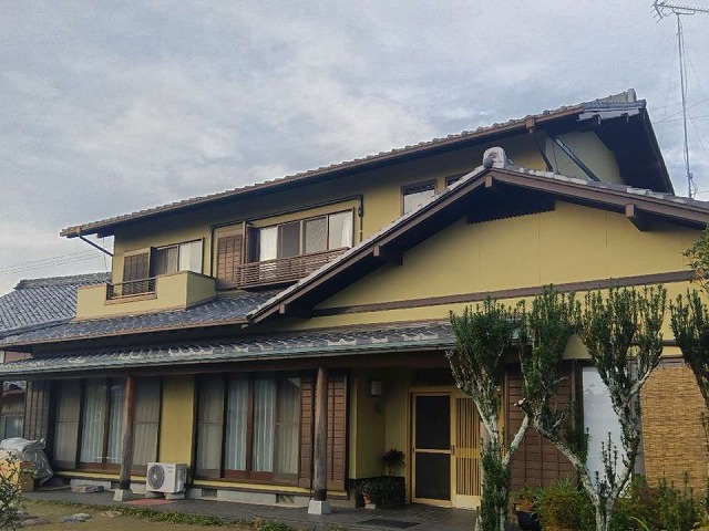 屋根の無料点検時の住宅の全景