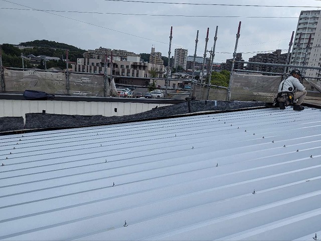 折板屋根カバー工事でタイトフレームのボルトにナットで締め付けて固定