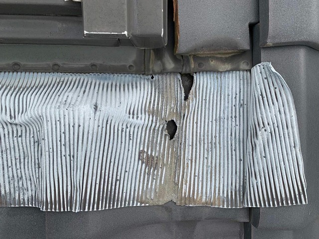 エプロンの劣化によってあいた穴が原因で雨漏りしている天窓