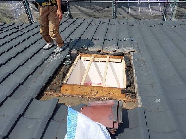 雨漏りの原因となっていた天窓を取り外して下地をつくっている様子