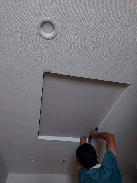 天窓下のスペースを化粧ボードで塞ぐ工事