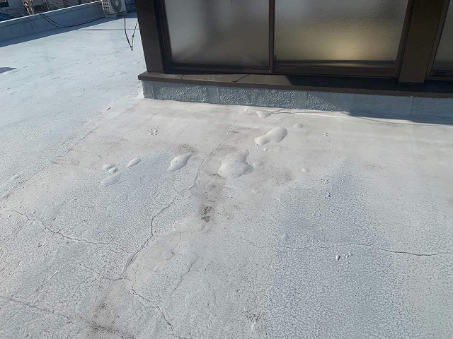 会社建物の屋上防水が劣化して膨れやひび割れが発生している状況